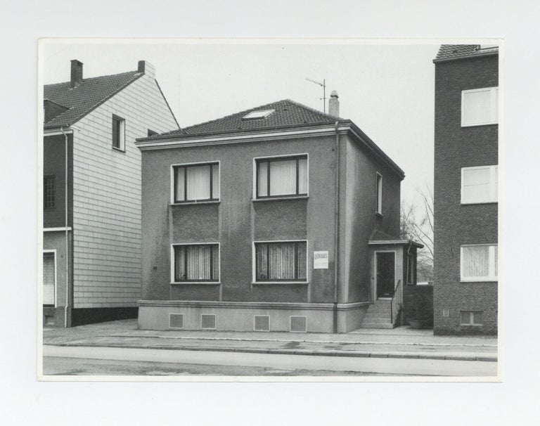 Item ID: 9057 Exhibition postcard: Hilla und Bernd Becher: Häuser Bei Konrad Fischer (9...